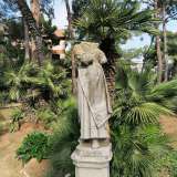 In una successiva piazzola � presente una statua femminile �decapitata� della quale colpisce la raffinatezza del vestito...
